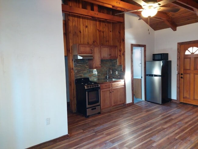 Building Photo - Cute pet friendly duplex studio Available 4/6/26 for viewing and renting in the Al Tahoe neighbor...