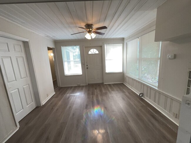 Building Photo - 1409 S Westmoreland Dr