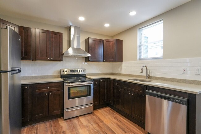 Building Photo - Amazing newly redone large 3 bedroom