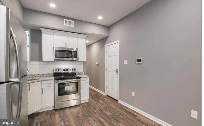 Building Photo - 207 S 49th St