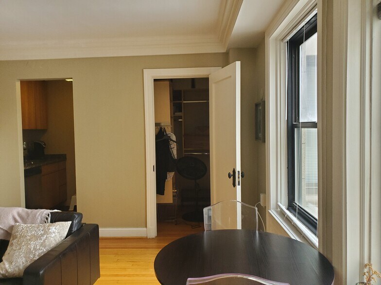 Building Photo - 15 E Kirby St