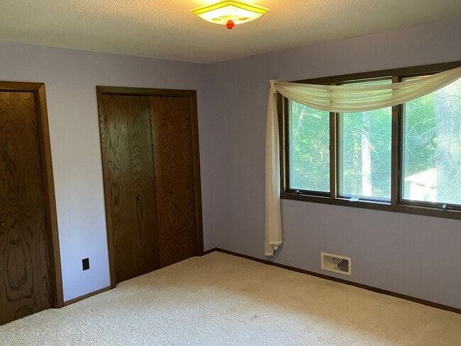 Building Photo - 4 Bedroom 3.5 Bath Wooded Lot