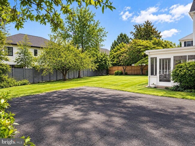 Building Photo - 1605 Woodmoor Ln