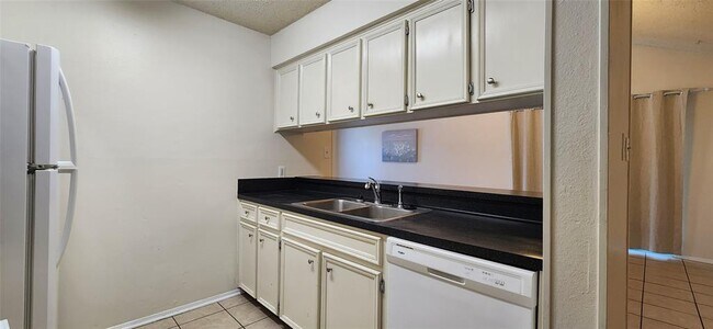 Building Photo - 404 Creek Cove