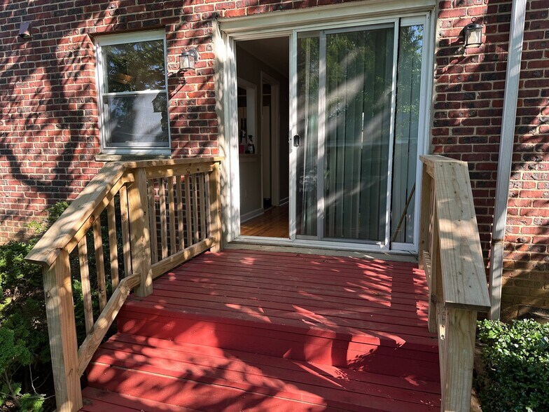 Building Photo - 7 Manor Dr