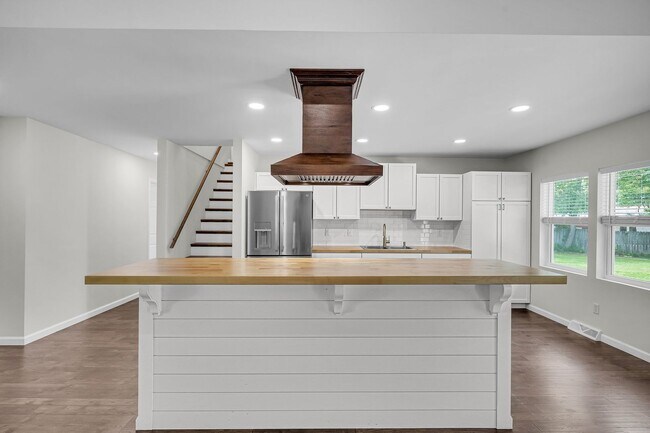 Building Photo - Comfortable Living with Modern Upgrades in Prime Goose Creek Location