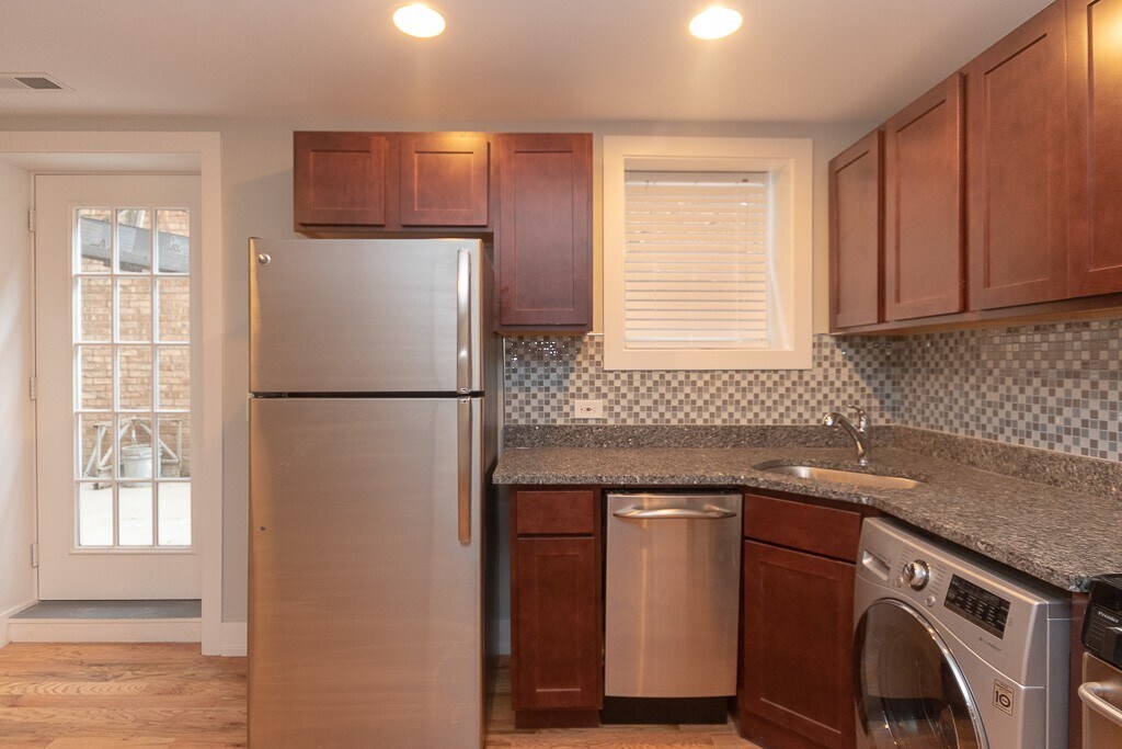 Building Photo - 557 W Arlington Pl