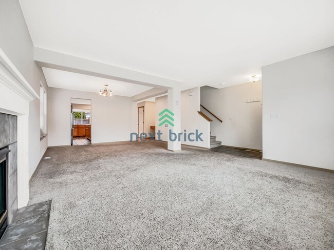 Building Photo - 4 Bed and 2.5 Bath Single-family Home Avai...