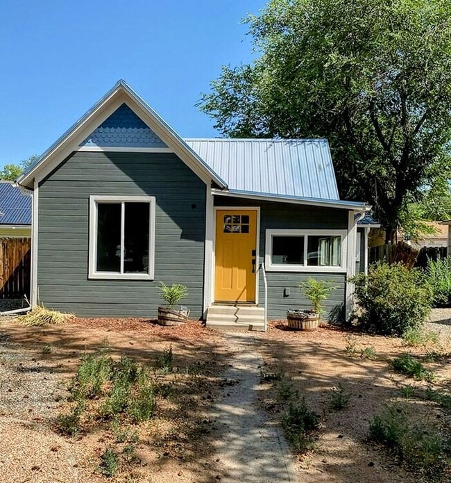 Building Photo - Downtown Cottage newly remodeled 2 Bed and...