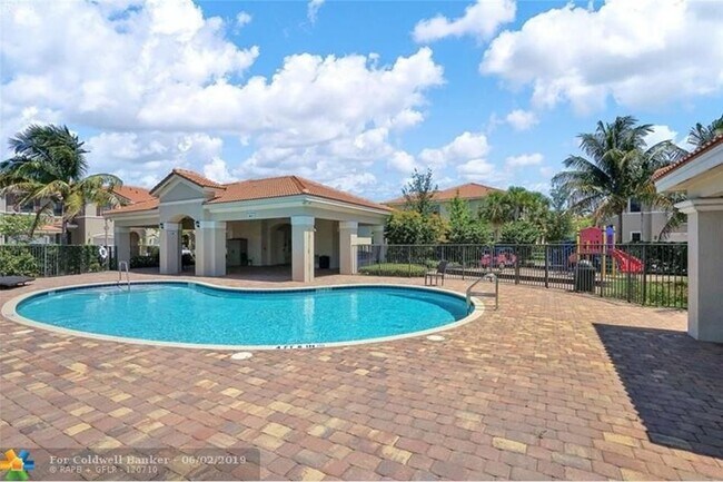 Building Photo - Beautiful Townhouse 3 -2.5 baths