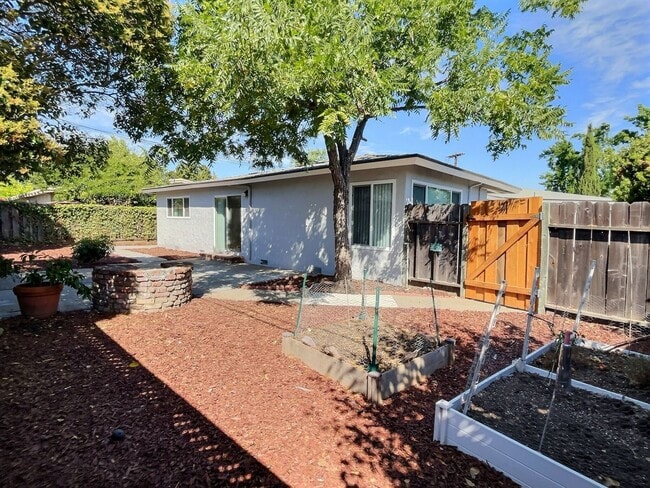 Building Photo - 3BD/2BA - Updated Duplex in Cozy Willow Gl...