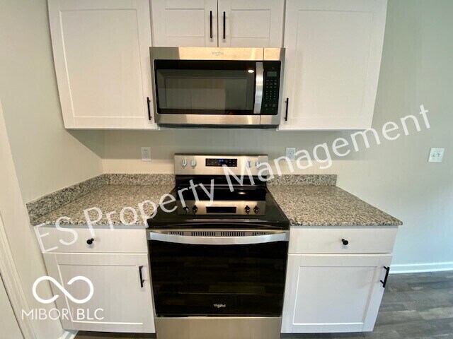 Building Photo - 2913 W Kings Cyn Dr