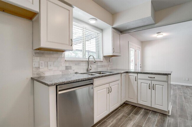 Building Photo - Amazing Home in Western Hills- 3 bed, 1.5 ...