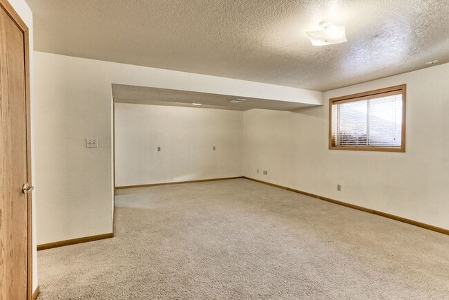 Building Photo - Charming West Fort Collins Rental!