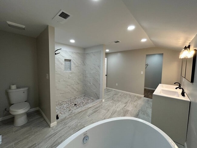 Building Photo - 605 Byars St