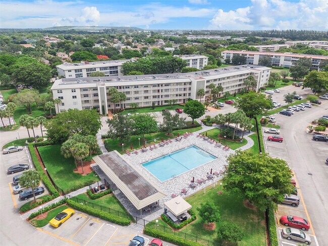 Building Photo - 1901 Bermuda Cir