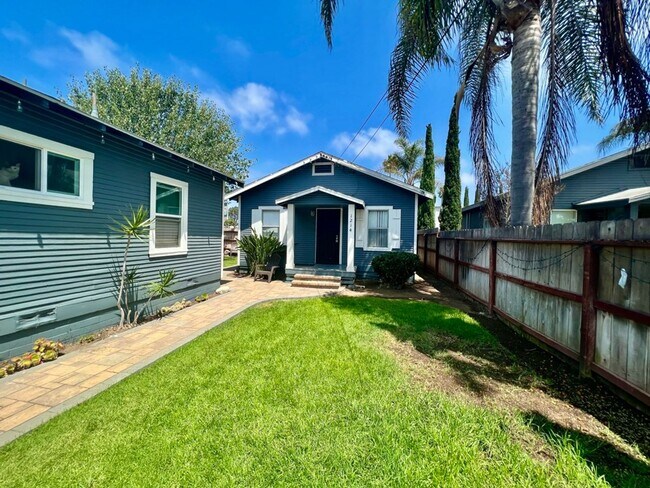 Building Photo - Walk to Beach, W/D, Shared Yard, Parking, No Pets