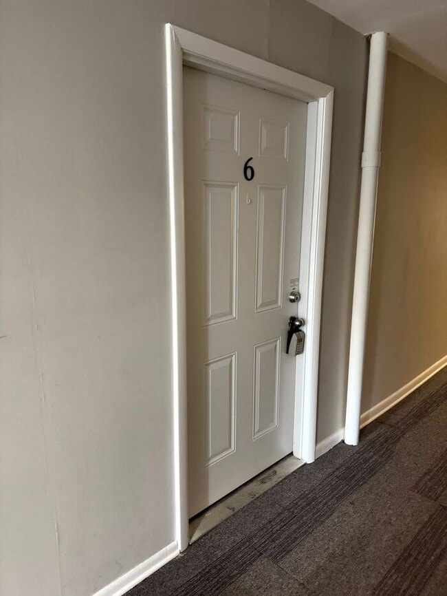 Building Photo - 2 Bedroom Unit was recently renovated. Liv...