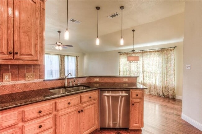 Building Photo - Spacious 3 Bed- 2 Bath in the Exclusive Private Riverwood Addition- SW Fort Worth- 76116