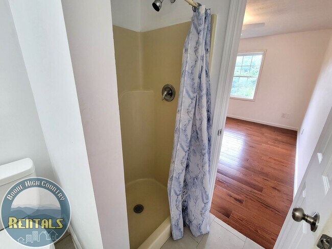 Building Photo - 427 Sugarloaf Rd