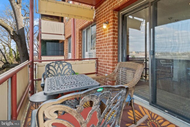 Building Photo - 1593 N Colonial Terrace