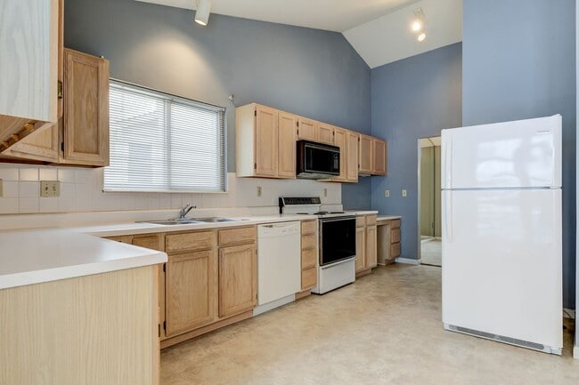 Building Photo - SPACIOUS 3 BEDROOM 2 BATH W/2 CAR GARAGE