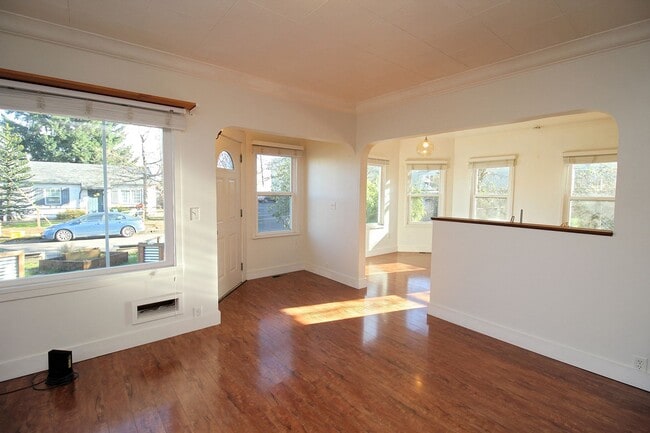 Building Photo - 1005 NE 58th Ave