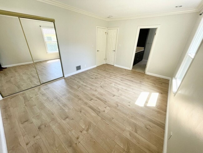 Building Photo - *** Gorgeous 4 bed 3 bath Single Family Ho...