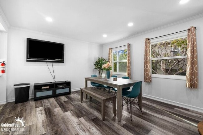 Building Photo - Modern 3Bdm 2Ba Unfurnished Downstairs Uni...