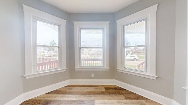 Building Photo - Lorain/W.73 neighborhood, updated 3 bed/1 bath single family house.