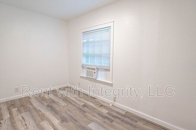 Building Photo - 1118 Louise Dr