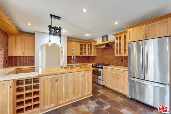 Building Photo - 135 N Gower St