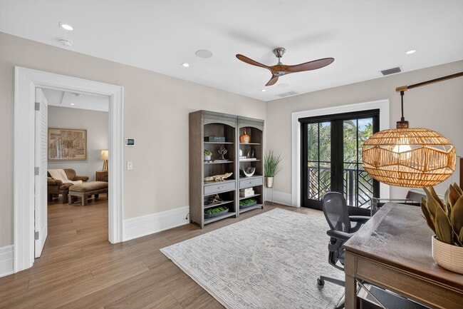 Building Photo - 400 Mola Ave