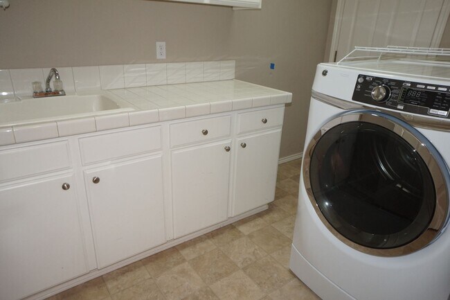 Building Photo - NW Portland Forest Heights Beauty. Flat backyard!