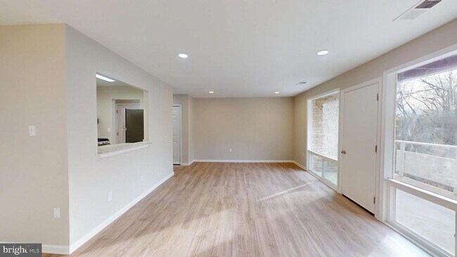 Building Photo - 564 Wilson Bridge Dr