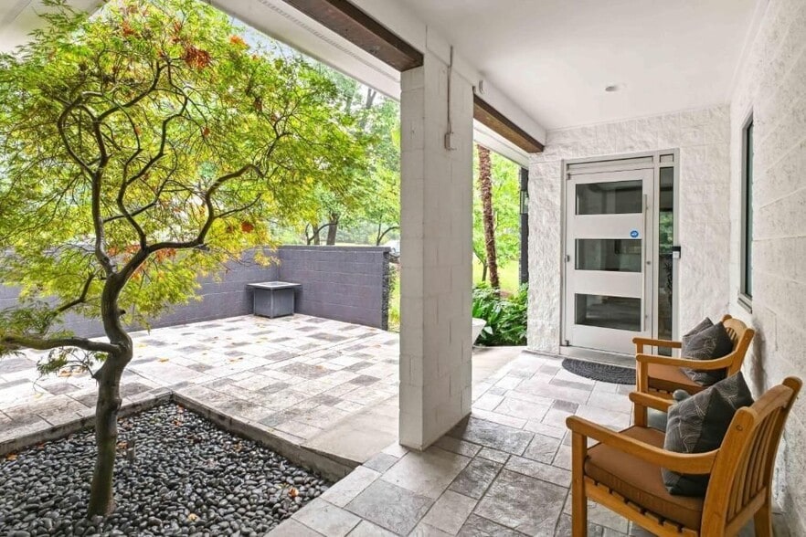 Building Photo - 1960 Tall Tree Dr NE