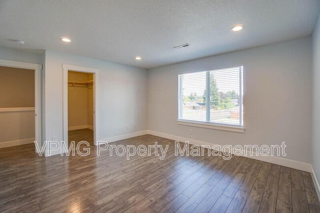 Building Photo - 10703 NE 70th St