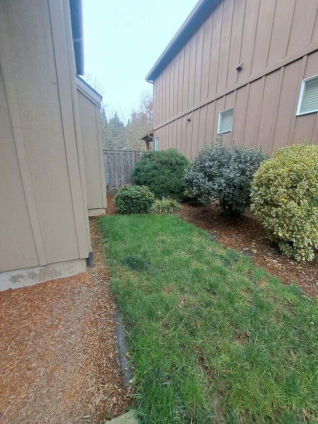 Building Photo - 3 BEDROOM - AC - move in ready Hillsboro