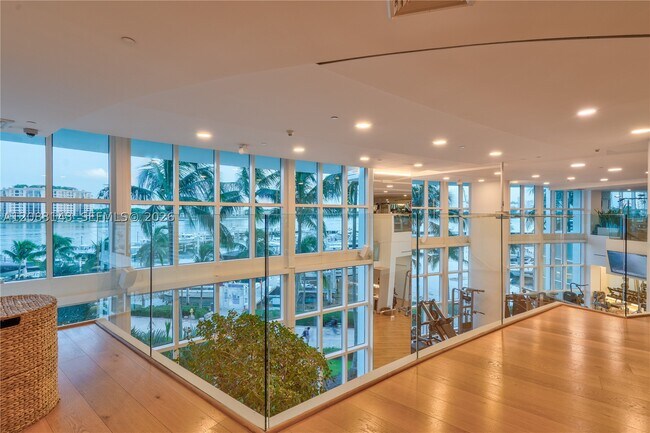 Building Photo - 1000 South Pointe Dr