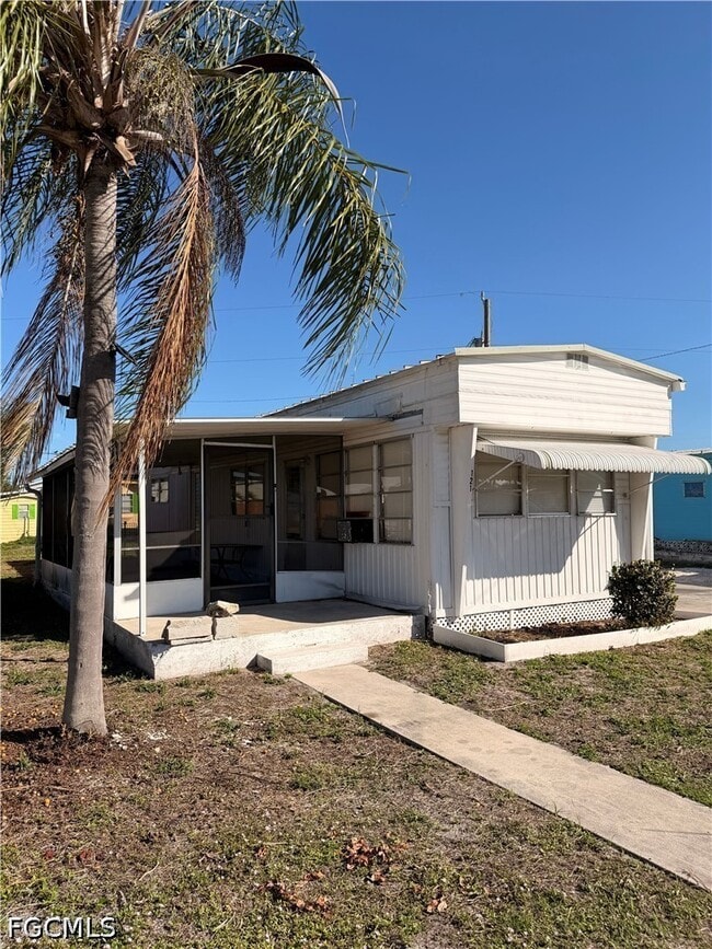 Building Photo - 121 Coachlight Ln