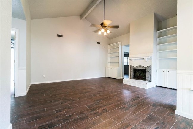 Building Photo - 10746 Lakewood Oaks Dr