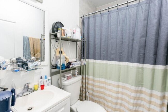 Building Photo - 3 bedroom in CHICAGO IL 60608