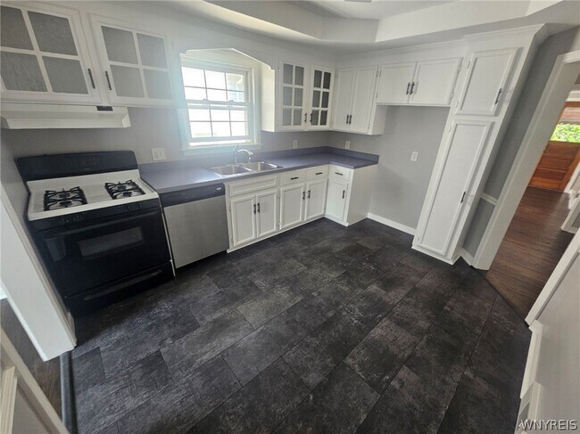 Building Photo - 38 Delham Ave
