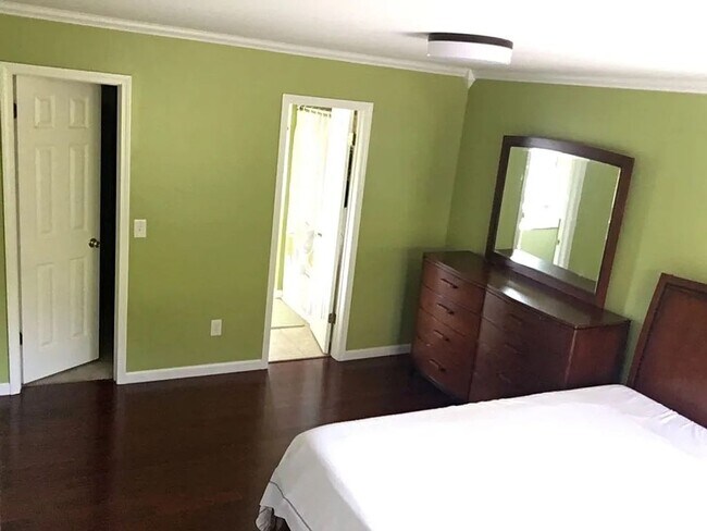 Building Photo - Beautifully Renovated Home in the Shaker School District – Prime Latham Location