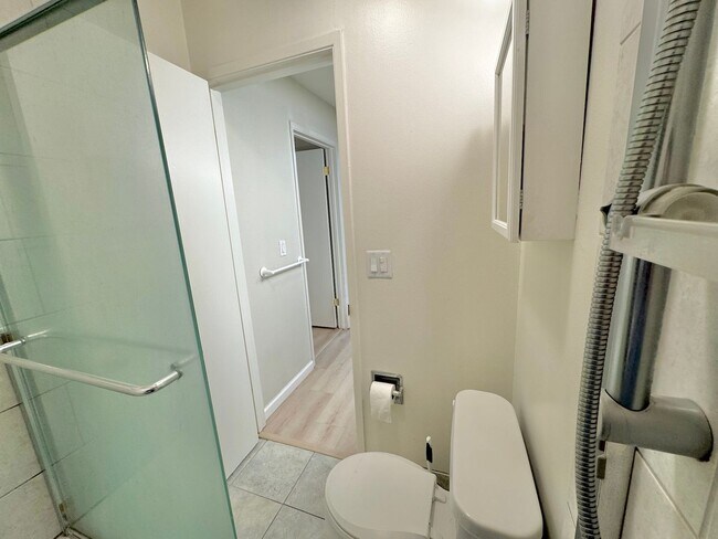 Building Photo - $500 OFF FIRST MONTH RENT!!! One Bedroom One Bath Condo in Watergate Complex!!!