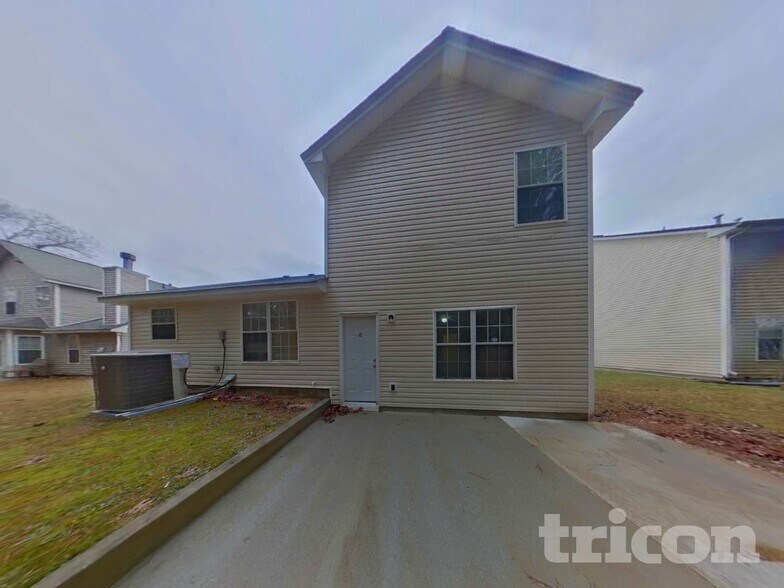 Building Photo - 3250 Diamond Blf