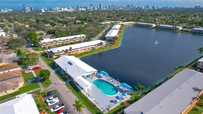 Building Photo - 900 SW 11th Ave