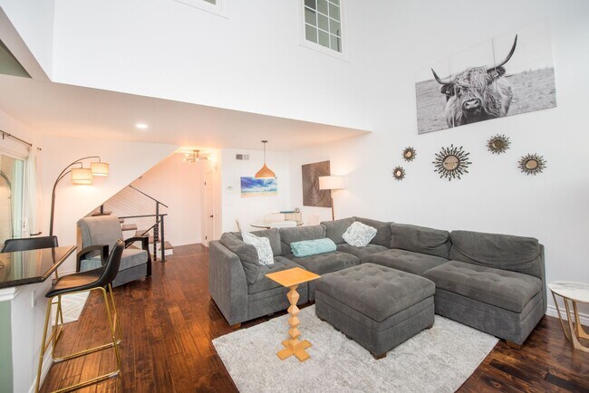 Building Photo - Costa Mesa Newport Heights Stunner!