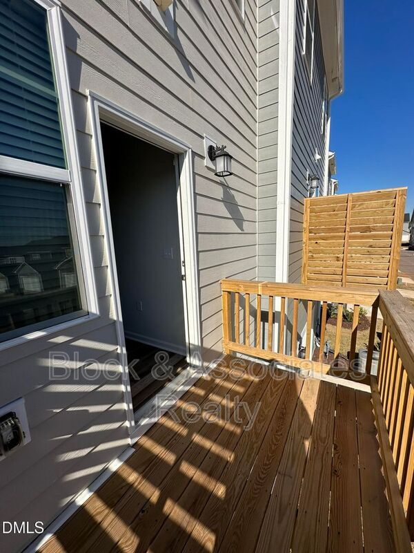 Building Photo - 608 Gimari Dr