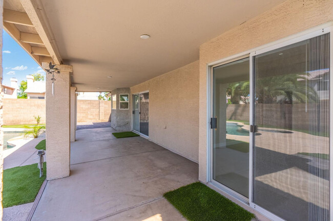 Building Photo - 5608 W Pontiac Dr